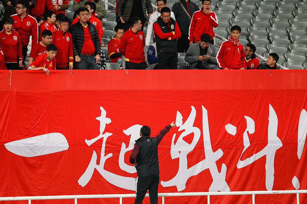 竞技场上激烈角逐足球队伍全力备战争夺冠军