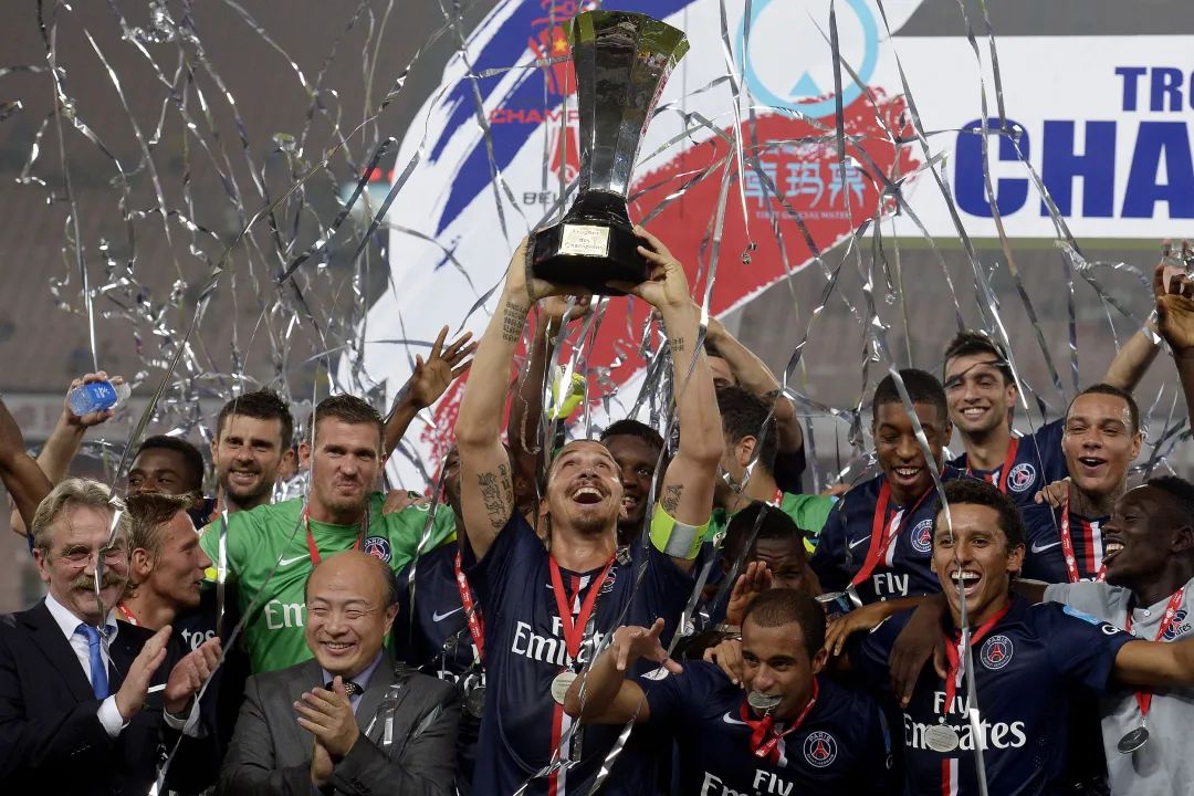 C罗赛前列队欢迎那不勒斯，尊重对手尽显风度！的简单介绍